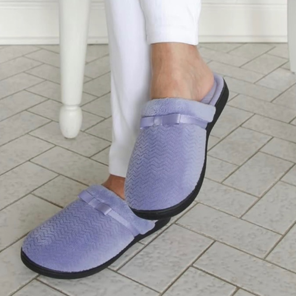 isotoner Women's Chevron Slip-On Clog Slippers~Size 8 1/2-9